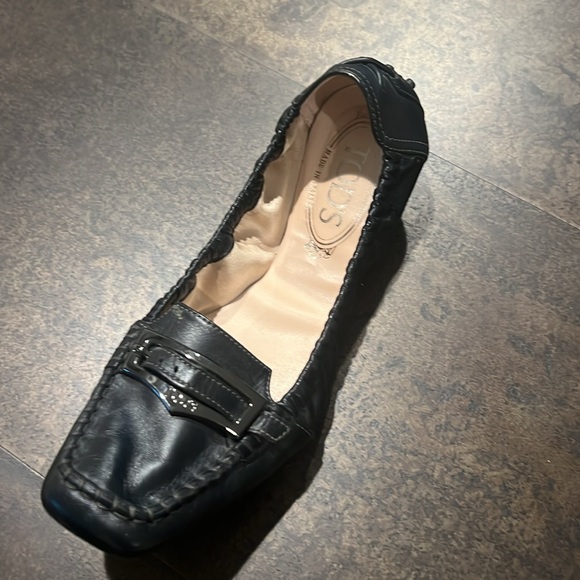 Tod’s Black Leather Driving Loafer 7.5. - Picture 2 of 8